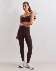 Damskie legginsy z wysokim stanem, squat proof, modelujące Sculpting Fit brązowe. Brązowe legginsy AIM'N, bez wzorów, z materiału, długie. Za 391.00 zł.