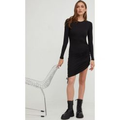Answear Lab sukienka kolor czarny mini dopasowana. Czarne sukienki Answear Lab, l, bez wzorów, z dzianiny, bez kołnierzyka, bez ramiączek, maxi, dopasowane. Za 169.99 zł.