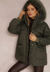 Ciemnozielona Kurtka z Futrzanym Kapturem i Drobnym Pikowaniem Obtashe. Zielone kurtki Renee, l, bez wzorów, z futra, klasyczne. W wyprzedaży za 118.99 zł.