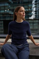 Sweter z krótkimi rękawami granatowy. Niebieskie swetry MOODO, l, bez wzorów, z poliamidu, bez ramiączek. Za 99.99 zł.