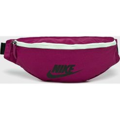 Nike Sportswear - Nerka. Fioletowe nerki i saszetki Nike Sportswear. W wyprzedaży za 69.90 zł.