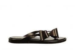 Japonki Melissa Flip Flop Cute Ad Metallic Black 010458, Czarny, Guma - 37. Czarne japonki Melissa, bez wzorów, z gumy. W wyprzedaży za 224.10 zł.
