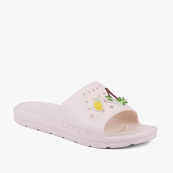 Klapki damskie Coqui z amuletem. Brązowe klapki Coqui, bez wzorów, bez obcasa, bez zapięcia. Za 116.99 zł.