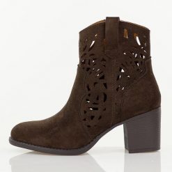 D.Brązowe botki damskie na słupku M.Daszyński Sa250-5. Brązowe botki M.Daszyński, bez wzorów, z jeansu, boho, z okrągłym noskiem, bez obcasa, na obcasie, bez zapięcia. Za 229.00 zł.