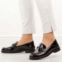 Czarne lakierowane skórzane mokasyny damskie Vinceza 18117. Czarne mokasyny VINCEZA, bez wzorów, z jeansu, z okrągłym noskiem. Za 219.00 zł.