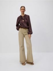 Bluzka o kroju oversize - ciemnobrązowy. Brązowe bluzki Reserved, l, bez wzorów, z tkaniny, bez kołnierzyka, bez ramiączek. Za 99.99 zł.