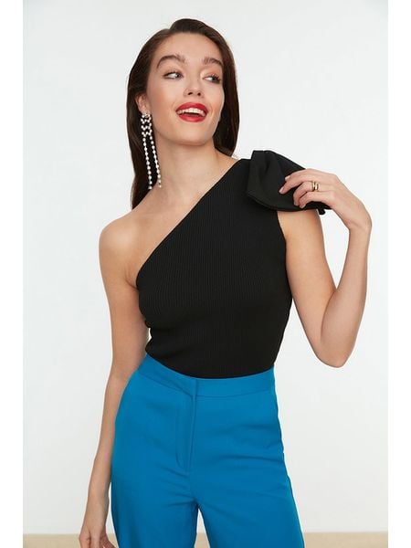 Trendyol Bluzka w kolorze czarnym rozmiar: 40. Czarne bluzki Trendyol, z aplikacjami, bez kołnierzyka, bez ramiączek. Za 48.28 zł.