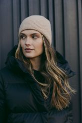 WEŁNIANA CZAPKA DELIA BEŻOWA One size - Flawless. Brązowe czapki zimowe Flawless, bez wzorów, z kaszmiru, eleganckie. Za 239.00 zł.