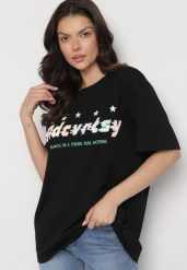 Czarny Oversizowy T-shirt z Napisem z Przodu i Gwiazdami na Plecach Ilanlith. Czarne t-shirty Born2be, m, bez wzorów, z jeansu, klasyczne, bez kołnierzyka, bez ramiączek. Za 69.99 zł.