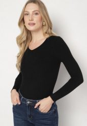 Czarny Dopasowany Sweter z Prążkowanej Dzianiny z Bawełną z Dekoltem w Serek Tesma. Czarne swetry Born2be, uniwersalny, bez wzorów, z bawełny, eleganckie, bez ramiączek. Za 39.99 zł.