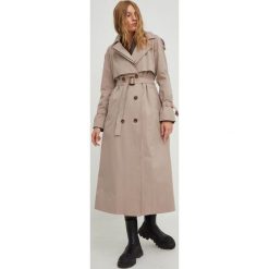 Answear Lab trencz damski kolor beżowy przejściowy. Brązowe płaszcze Answear Lab, s, bez wzorów, klasyczne, bez kaptura. Za 499.99 zł.