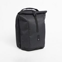 Plecak / sakwa podwójna rowerowa Btwin na bagażnik 27 litrów odblaskowa. Czarne plecaki Decathlon, bez wzorów, z materiału, bez dodatków. Za 429.99 zł.