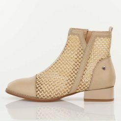 Beżowe wiosenne botki damskie na obcasie M.Daszyński Sa197-31. Brązowe botki M.Daszyński, w ażurowe wzory, z jeansu, boho, bez obcasa, na obcasie, bez zapięcia. Za 239.00 zł.