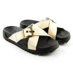 Klapki basenowe damskie Superdry Square Buckle. Białe klapki Superdry, bez wzorów, bez obcasa, bez zapięcia. W wyprzedaży za 68.49 zł.