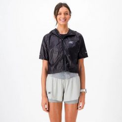 Kurtka przeciwwiatrowa krótka Damska Bieganie VENTIL WINDBREAKER. Czarne kurtki do biegania BODYCROSS, na zimę, m, bez wzorów, z materiału, bez kaptura, do biegania. W wyprzedaży za 149.99 zł.