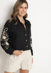 Czarna Bawełniana Koszula Oversize z Kwiatowymi Aplikacjami Fadella. Czarne koszule Born2be, s, z aplikacjami, z bawełny, eleganckie, bez kołnierzyka, bez ramiączek. Za 109.99 zł.