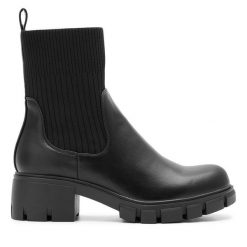 Botki DeeZee. Czarne botki DeeZee, bez wzorów, bez obcasa, na słupku, bez zapięcia. Za 159.99 zł.