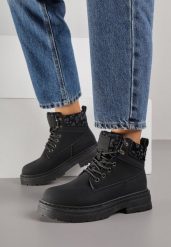 Czarne Trapery Zdobione Wzorzystymi Wstawkami Vetiane. Czarne traperki Born2be, z aplikacjami, z materiału, klasyczne, z okrągłym noskiem, bez obcasa, na płaskiej podeszwie, bez zapięcia. Za 129.99 zł.