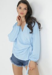 Niebieska Kopertowa Bluzka z Wiązaniem Maerise. Niebieskie bluzki Born2be, bez wzorów, z jeansu, klasyczne, bez kołnierzyka, bez ramiączek. W wyprzedaży za 72.24 zł.