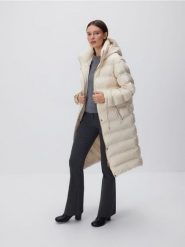 Pikowany płaszcz z kapturem - złamana biel. Płaszcze Reserved, l, bez wzorów, z tkaniny, z kapturem. Za 359.99 zł.
