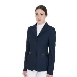 Damska perforowana marynarka konkursowa z czterema guzikami. Niebieskie marynarki i żakiety EQUESTRO, xs, bez wzorów, z nylonu, eleganckie, bez ramiączek. Za 408.50 zł.