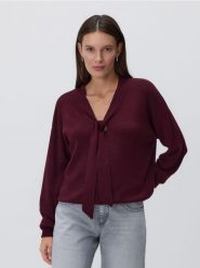 Sweter z ozdobnym wiązaniem - bordowy. Czerwone swetry Reserved, l, bez wzorów, z dzianiny, bez ramiączek. Za 119.99 zł.