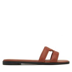 Klapki Tommy Hilfiger. Brązowe klapki Tommy Hilfiger, bez wzorów, bez obcasa, bez zapięcia. Za 479.99 zł.