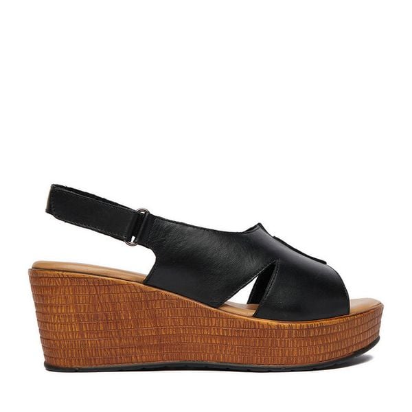 Sandały Lasocki. Czarne sandały Lasocki, bez wzorów, bez obcasa, na koturnie, bez zapięcia. Za 199.99 zł.