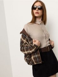 Kardigan z krótkim rękawem i wiązaniem przy szyi - kremowy. Białe swetry Sinsay, l, bez wzorów, bez ramiączek. Za 49.99 zł.