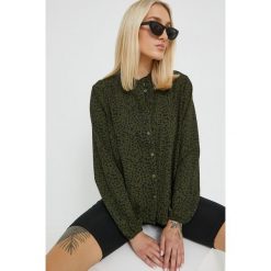 JDY koszula damska kolor zielony regular ze stójką. Zielone koszule JDY, m, bez wzorów, z tkaniny, bez kołnierzyka, bez ramiączek. Za 119.99 zł.