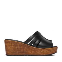 Klapki Lasocki. Czarne klapki Lasocki, bez wzorów, bez obcasa, bez zapięcia. Za 179.99 zł.