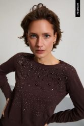 Sweter z ozdobymi dżetami brązowy. Brązowe swetry MOODO, l, bez wzorów, z poliamidu, bez ramiączek. Za 149.99 zł.