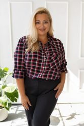 Elegancka długa zapinana koszula w czarno-czerwoną kratkę PLUS SIZE XXL. Czarne koszule Nasi partnerzy, plus size, bez wzorów, z wiskozy, eleganckie, bez kołnierzyka, plus size, bez ramiączek. Za 199.90 zł.