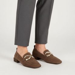 Półbuty damskie S.Barski, cholewka skóra naturalna zamszowa fason wsuwany kwadratowy nosek metalowa ozdoba na podbiciu niski stabilny obcas minimalis. Brązowe półbuty wsuwane S.BARSKI, z aplikacjami, z materiału, eleganckie, bez obcasa, na obcasie. Za 389.00 zł.