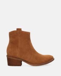 BRĄZOWE BOTKI Z ZAMSZU 102002 1286 C CA. Brązowe botki Venezia, bez wzorów, ze skóry, bez obcasa, bez zapięcia. Za 499.00 zł.