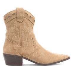 Kowbojki JENNY. Brązowe botki Jenny, bez wzorów, bez obcasa, na płaskiej podeszwie, bez zapięcia. Za 118.99 zł.