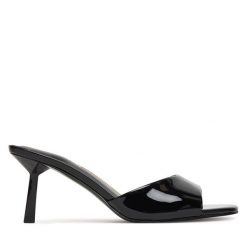 Klapki Guess. Czarne klapki Guess, z aplikacjami, bez obcasa, bez zapięcia. Za 549.99 zł.