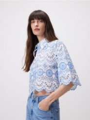 Koszula z ażurowym wzorem - jasnoniebieski. Niebieskie koszule Reserved, l, w ażurowe wzory, z bawełny, bez kołnierzyka, bez ramiączek. Za 149.99 zł.