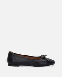 CZARNE BALERINY Z KOKARDĄ 356105 BLACK. Czarne baleriny Venezia, bez wzorów, ze skóry, bez obcasa, bez zapięcia. Za 299.00 zł.