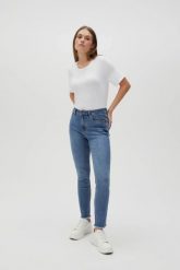 Spodnie rurki z postrzępionymi nogawkami niebieskie. Niebieskie jeansy MOODO, l, bez wzorów, z bawełny. Za 139.99 zł.