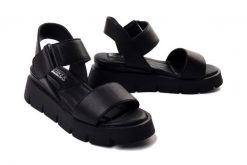 ARTIKER RELAKS 52C2590 black, sandały damskie. Czarne sandały Artiker Relaks, bez wzorów, ze skóry, bez obcasa, na koturnie, bez zapięcia. Za 279.90 zł.