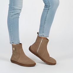 Botki damskie Barefoot Armodo, płaska podeszwa i welurowe zapinane na zamek, złote, 30074-W. Brązowe botki Armodo, z aplikacjami, z weluru, eleganckie, bez obcasa, na płaskiej podeszwie, bez zapięcia. Za 299.00 zł.