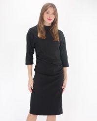 Gładka sukienka z marszczeniami. Czarne sukienki Unisono, l, bez wzorów, z tkaniny, wizytowe, bez kołnierzyka, bez ramiączek, midi, dopasowane. Za 219.00 zł.