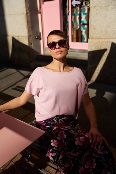 Cienki sweter różowy. Czerwone swetry MOODO, l, bez wzorów, z poliamidu, bez ramiączek. Za 89.99 zł.