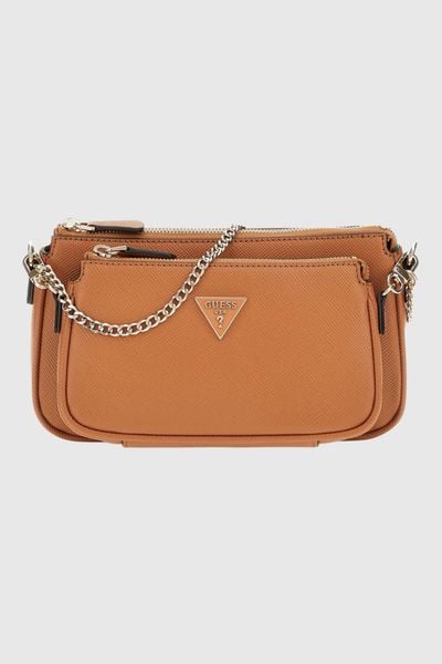 GUESS Brązowa kopertówka damska Noelle. Brązowe kopertówki Guess, z aplikacjami, ze skóry ekologicznej, duże, bez dodatków. W wyprzedaży za 289.99 zł.