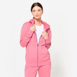 Bluza na zamek z kapturem damska Domyos Gym & Pilates. Czerwone bluzy DOMYOS, m, bez wzorów, sportowe, bez ramiączek, z kapturem. Za 109.99 zł.