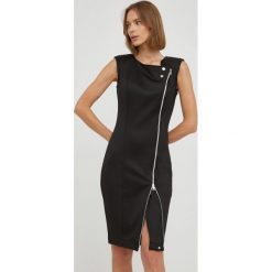 Guess sukienka kolor czarny mini dopasowana. Czarne sukienki Guess, l, z aplikacjami, z dzianiny, bez kołnierzyka, bez ramiączek, mini, dopasowane. Za 599.99 zł.