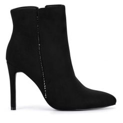 Botki DeeZee. Czarne botki DeeZee, bez wzorów, bez obcasa, na szpilce, bez zapięcia. Za 125.99 zł.