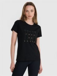 4F T-shirt regular z nadrukiem damski - czarny M. Czarne t-shirty 4f, m, bez wzorów, z bawełny, klasyczne, bez kołnierzyka, bez ramiączek. Za 59.99 zł.