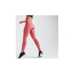 Legginsy fitness kardio damskie 500 brudny róż. Czerwone legginsy DOMYOS, bez wzorów, z elastanu. Za 89.99 zł.